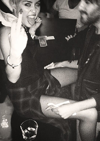 Miley Cyrus, dito medio e pose provocanti