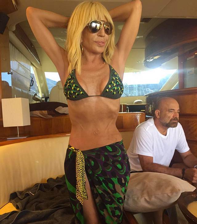 Donatella Versace in bikini a 61 anni le foto Gossip.it News