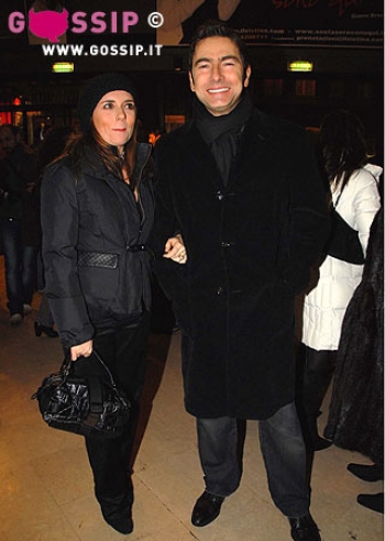 Marco Liorni, ex inviato del GF, con la moglie Giovanna Astolfi a teatro - Foto e Gossip