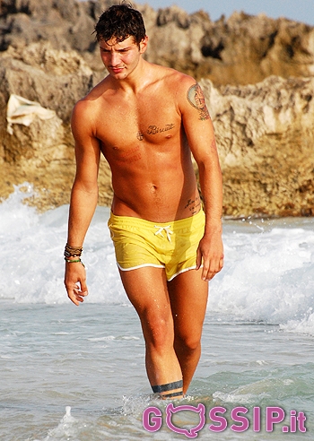 Fisico tonico e muscoloso per Stefano De Martino - Foto e Gossip