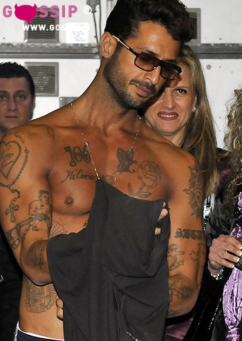 Fabrizio Corona si cambia una maglietta e mostra involontariamente il Fabrizio Corona si cambia una maglietta e mostra involontariamente il