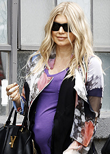 Fergie in viola col pancione a Santa Monica: foto