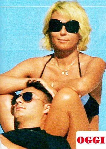 Maria de Filippi si diverte in barca insieme al figlio: le foto - Foto 