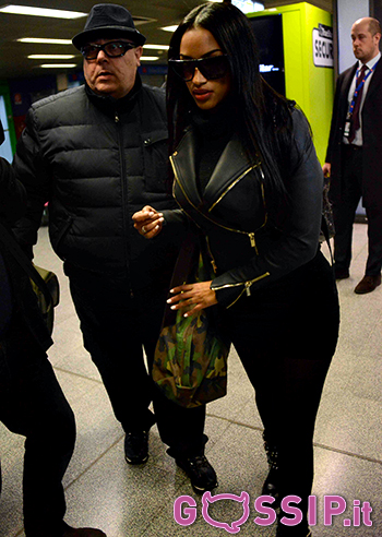 fanny_neguesha_in_total_black_con_tanto_di_maxi_occhiali_scuri_d806.jpg