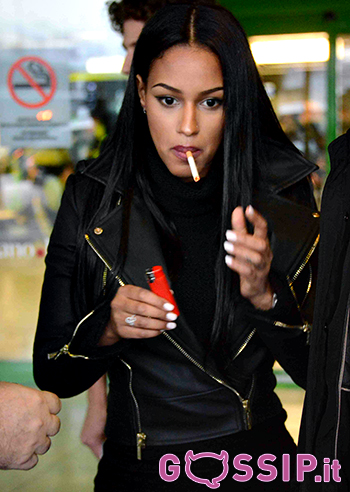una_sigaretta_liberatoria_prima_dello_stop_forzato_sullisola_fanny_neguesha_4deb.jpg