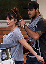 Penelope Cruz, incinta, fa visita alla sorella Monica e alla nipotina: foto