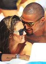 Melissa Satta e Kevin Prince Boateng in spiaggia a Ibiza sono calienti: le foto