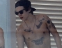 Harry Styles si rilassa in hotel a Barcellona e sfoggia i suoi tattoo: foto