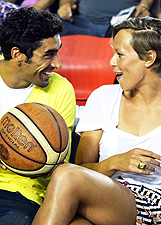 Federica Pellegrini e Filippo Magnini insieme a vedere il basket a Roma: le foto