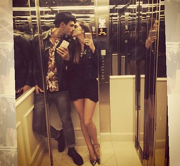 Фото в лифте девушка и парень