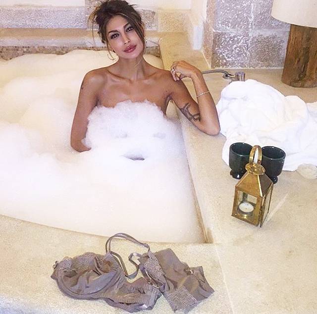 Cristina Buccino è tutta nuda nella vasca da bagno - Gossip.it.