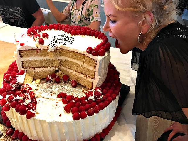 Nicole Kidman festeggia i 50 anni dando un morso alla sua torta di  compleanno: guarda 