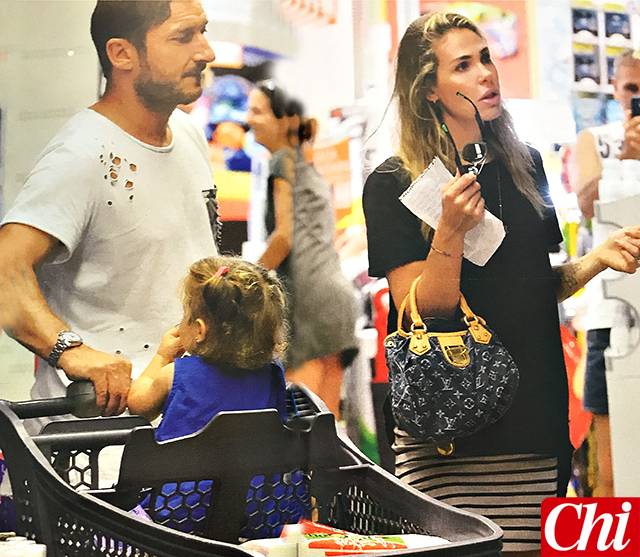 Francesco Totti e Ilary Blasi al supermercato con Isabel: guarda