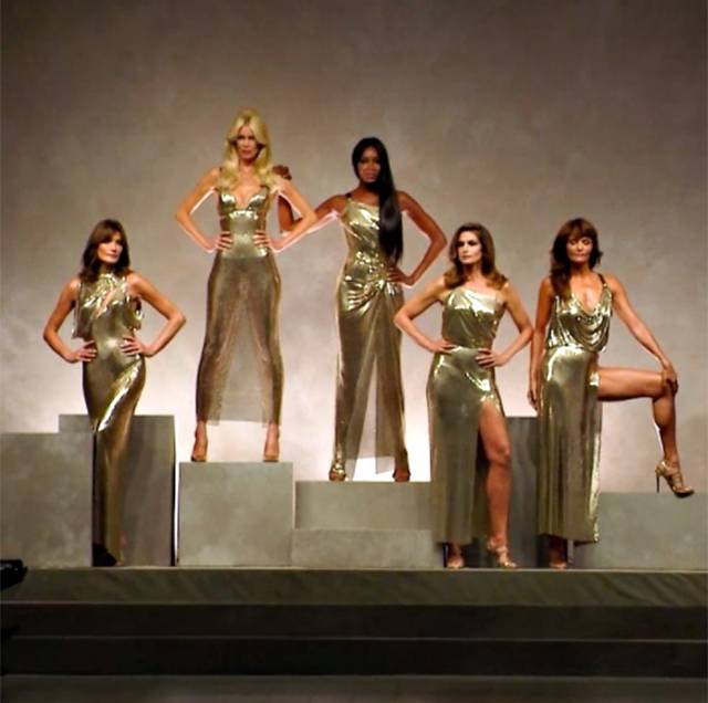 Le top Anni 90 in passerella per Versace