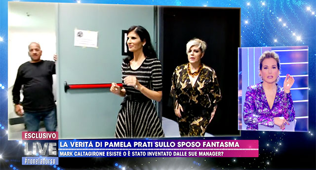 Manuela Villa con Pamela Prati nel backstage di 'Live - Non è la D'Urso'