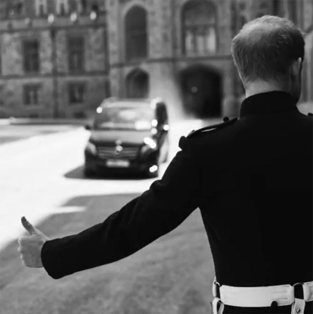 Il Principe Harry aspetta l'auto per andare in chiesa
