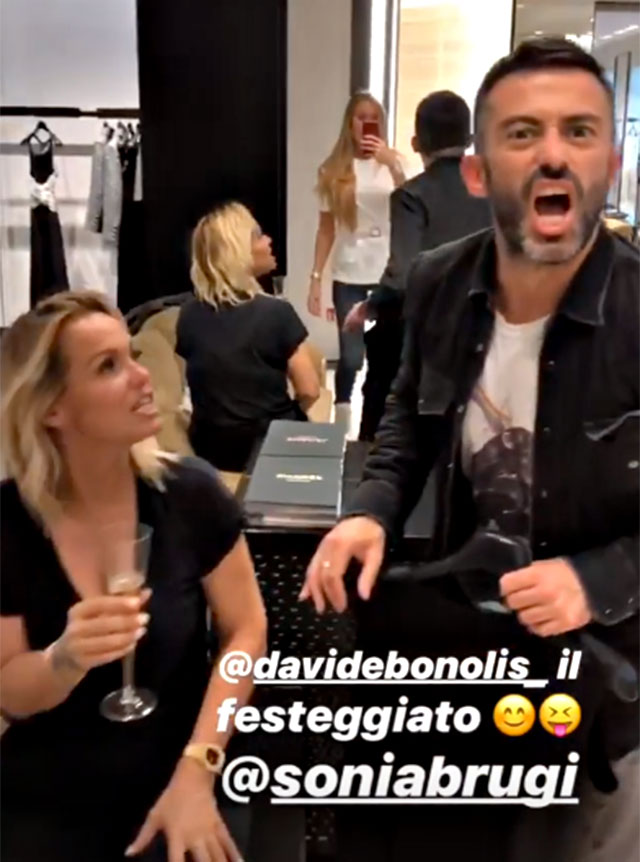 Sonia Bruganelli con l'amico Alessandro Boero da Chanel a Milano con la biondissima Taylor Mega