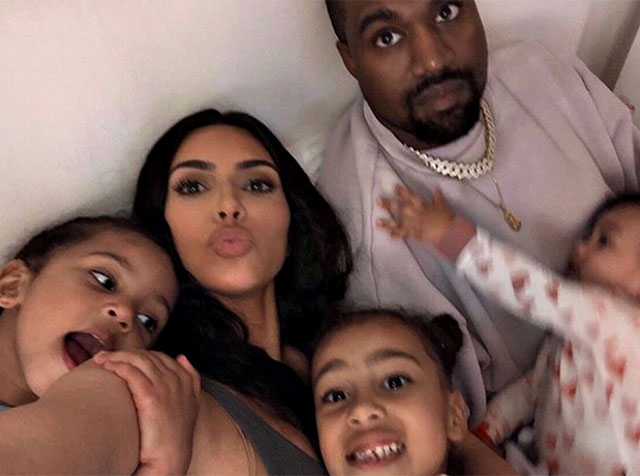 Kim Kardashian e Kanye West con gli altri loro tre figli, North, 5 anni, Saint, 3, e Chicago, 1