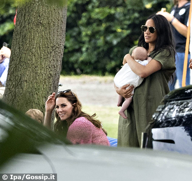 Meghan Markle tiene in braccio Archie, mentre Kate Middleton gioca con i figli