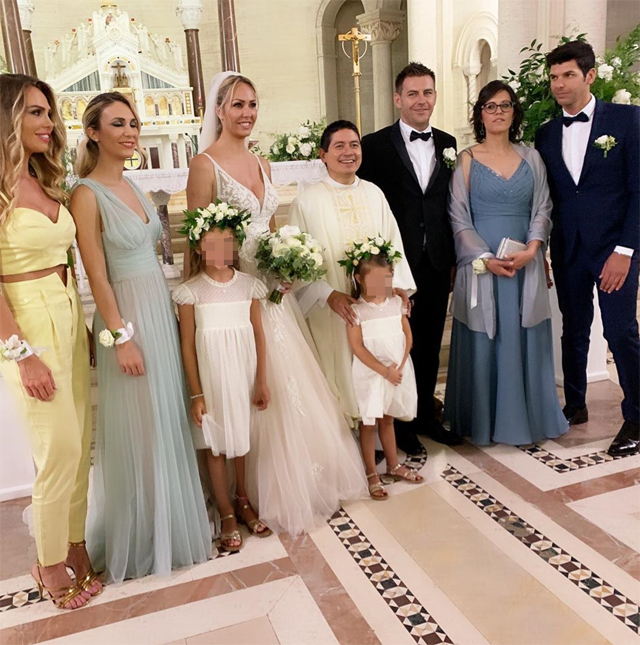 Ilary Blasi e la sorella Melory alle nozze della primogenita Sivlia, con Chanel damigella