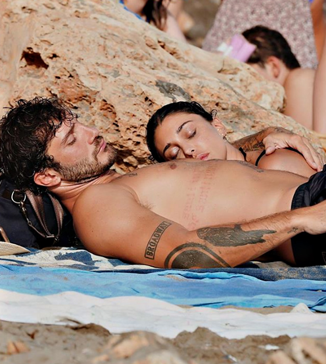 Belen e Stefano in vacanza alle Baleari