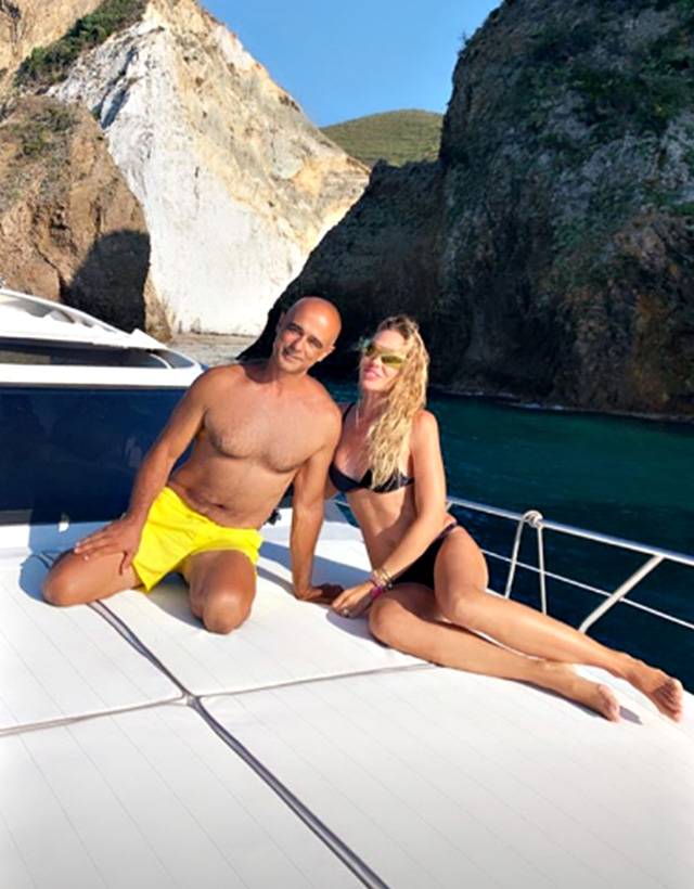 Ilary Blasi e il paparazzo posano anche insieme mentre prendono il sole sulla barca