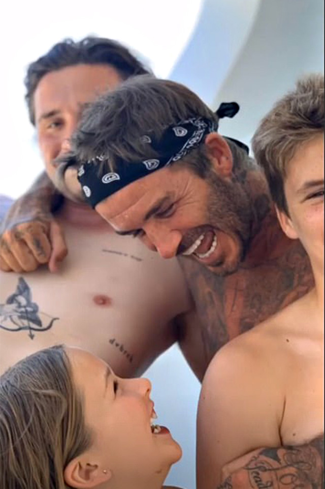 David Beckham con tre dei suoi quattro figli: Brooklyn, Cruz e Harper