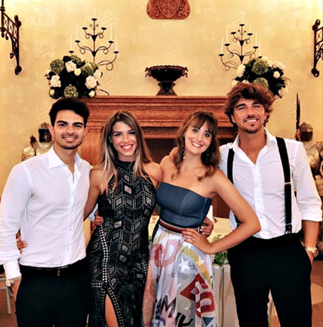 Andrea Damante con il cugino Angelo Fasciana e alcune amiche alla festa di matrimonio al Castello di Falconara