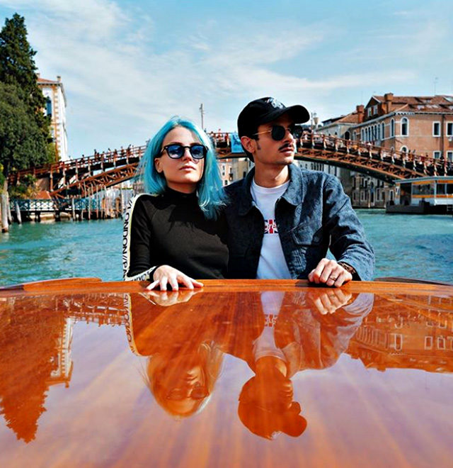 Fabio Rovazzi e Karen Rebecca Casiraghi sul motoscafo durante la loro permanenza a Venezia