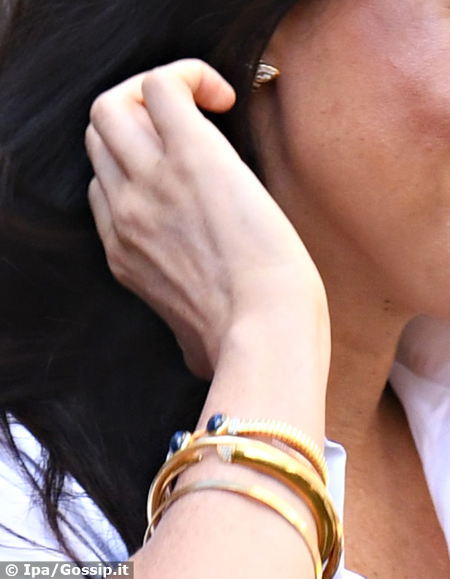 Un dettaglio del look di Meghan Markle: un paio di orecchini a farfalla e un bracciale, gioielli appartenuti a Lady Diana