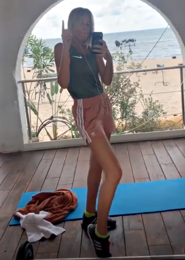 Alessia Marcuzzi anche durante gli esercizi non resiste al richiamo del selfie