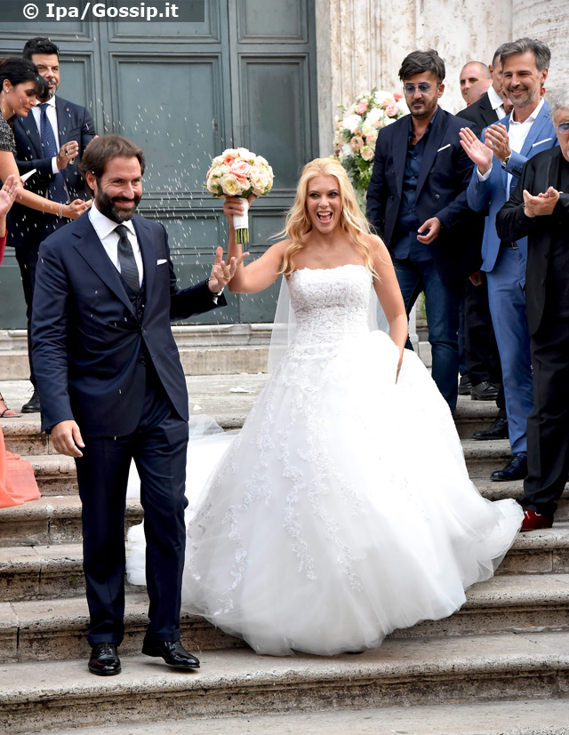 Eleonora Daniele e Giulio Tassoni escono dalla chiesa subito dopo essersi sposati nel cuore di Roma
