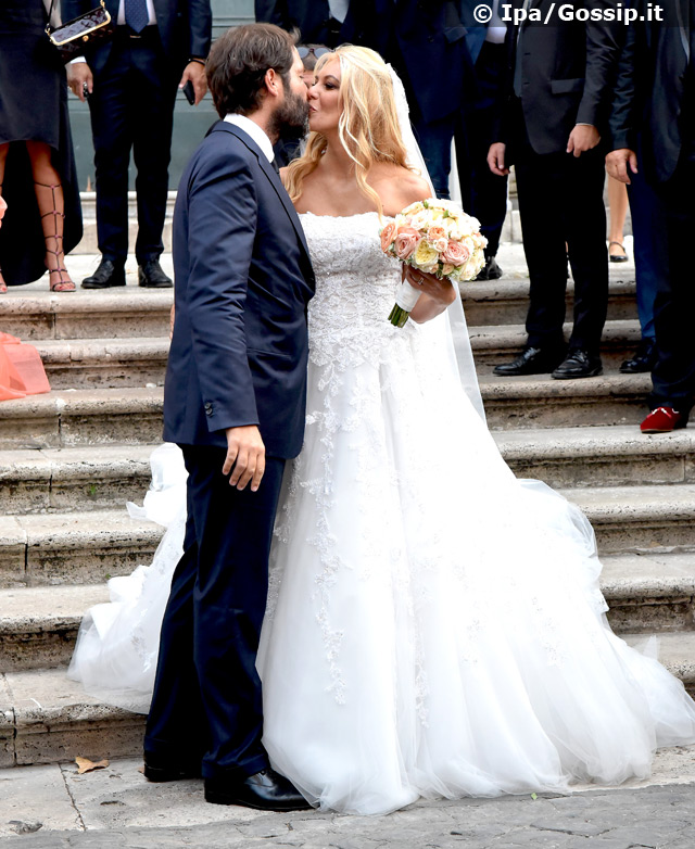 Eleonora Daniele e Giulio Tassoni si danno un bacio dopo la cerimonia