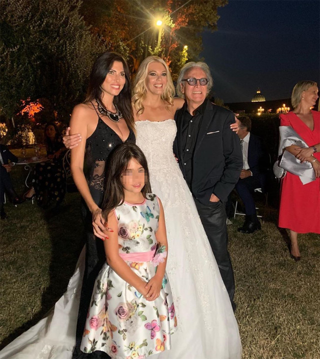 Alla festa è arrivo anche Riccardo Fogli con la moglie Karin Trentini e la figlia Michelle