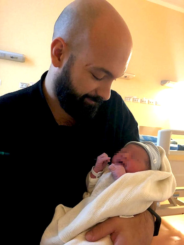 Matteo Trevisani con il figlio Cosmo appena nato