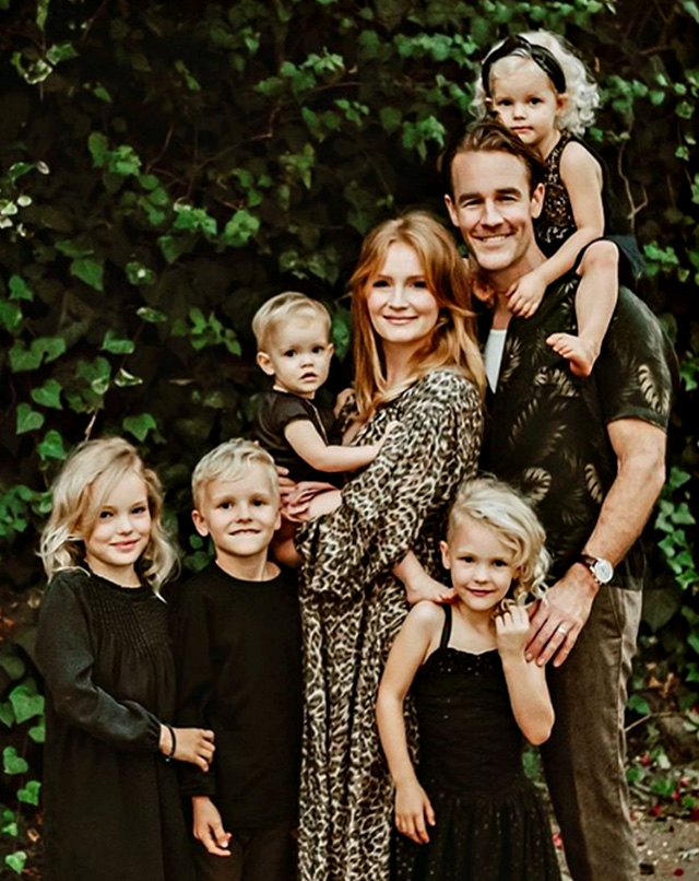 James  e Kimberly Van Der Beek insieme ai 5 bambini che hanno già insieme