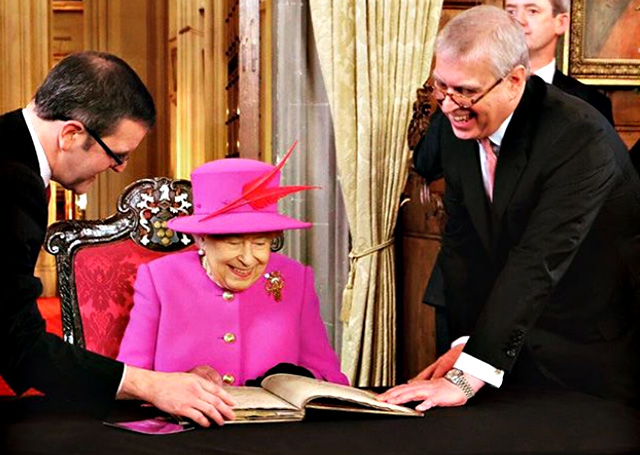 La Regina Elisabetta, 93 anni, insieme al figlio Andrew durante un impegno ufficiale