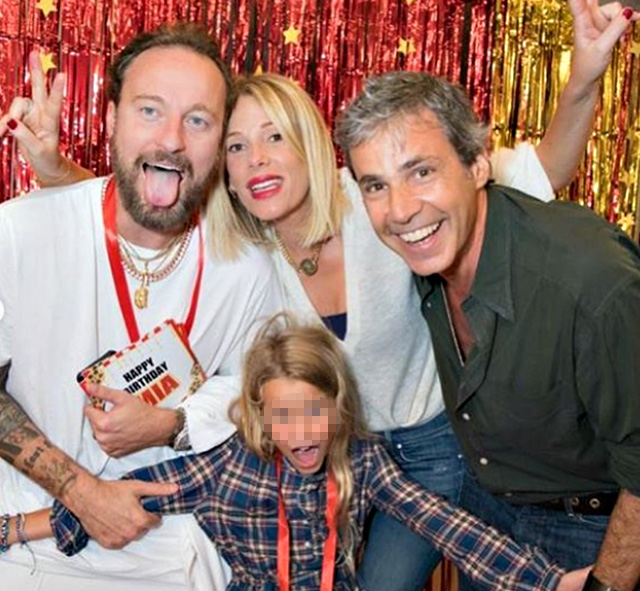 Francesco Fachinetti durante l'ultimo compleanno della figlia Mia con la piccola, sua mamma Alessia Marcuzzi e Paolo Calabresi Marconi, che la bimba ogni tanto chiama 'papà'