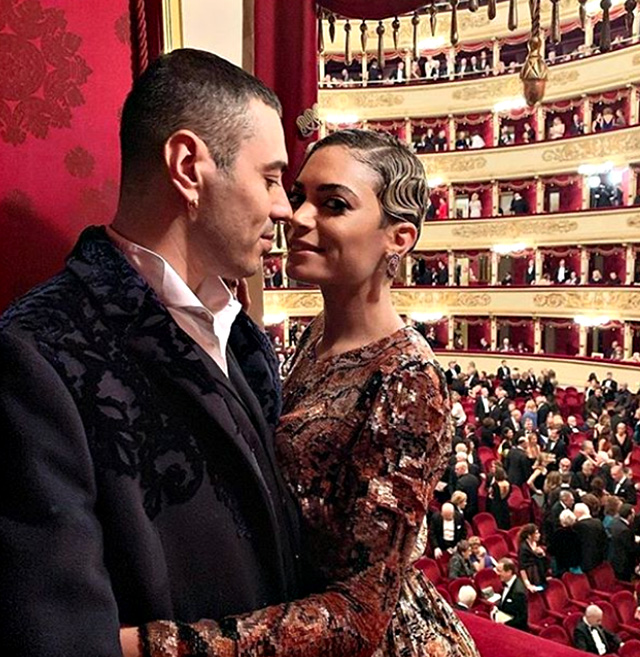La coppia posa nel palco de La Scala