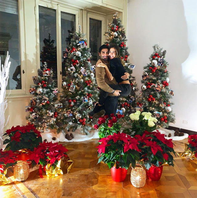 Giorgia Palmas, 37 anni, e Filippo Magnini, 37, felici tra le decorazini natalizie subito dopo la proposta di matrimonio