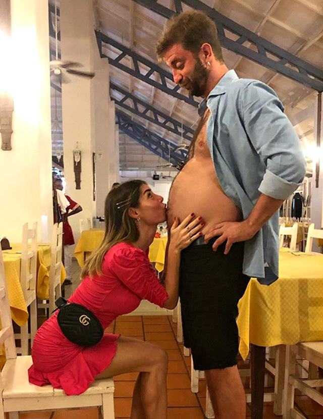 Bianca Atzei, 32 anni, bacia la pancia del fidanzato Stefano Corti, 34, 'incinto'