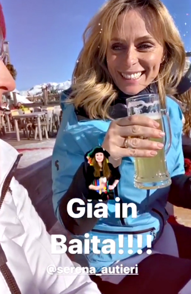 Serena Autieri tiene in mano la birra di Michelle, lei in realtà ha preso una tisana