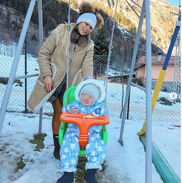 Paola Caurso, 34 anni, sulla neve con Michelino