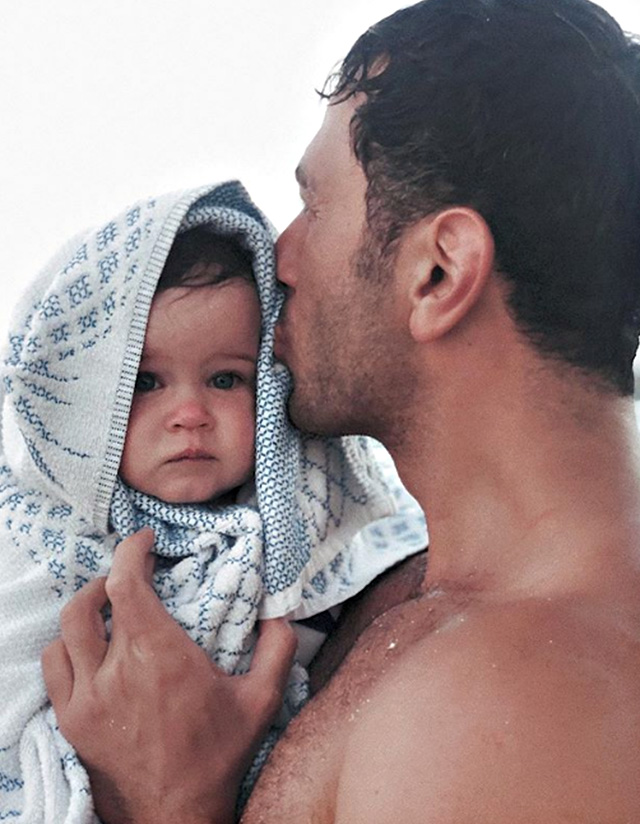 Il marito di Ricky Martin, Jwan Yosef, 35 anni, insieme alla figlia Lucia, 1 