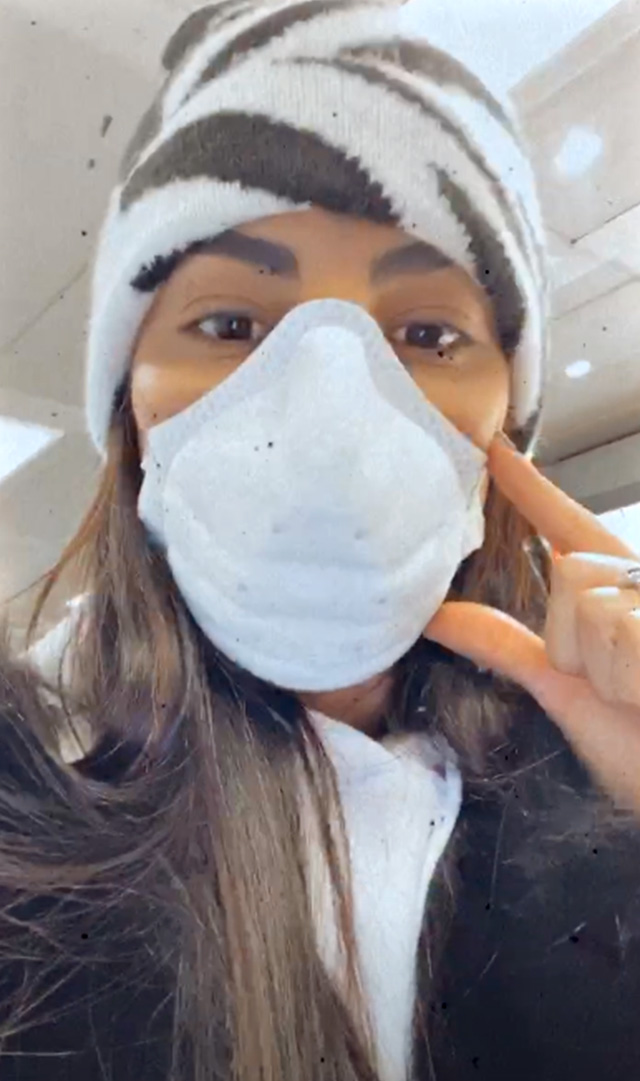 Giulia De Lellis, 23 anni, in aeroporto con la mascherina per il viso per paura di contrarre il Coronavirus