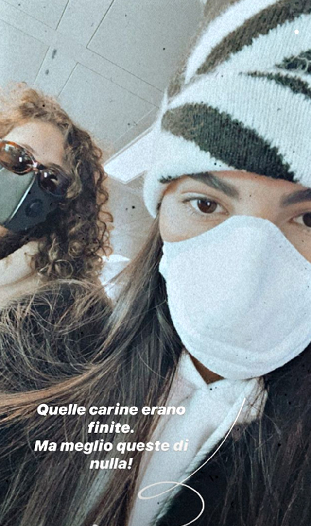 Sia Giulia che l'amica, considerata come una sorella, Caterina Costantino hanno la mascherina in aeroporto