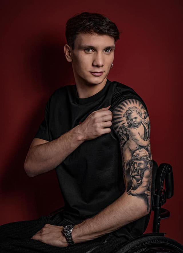 Manuel Bortuzzo, 21 anni, si è fatto tatuare due angeli sul braccio sinistro