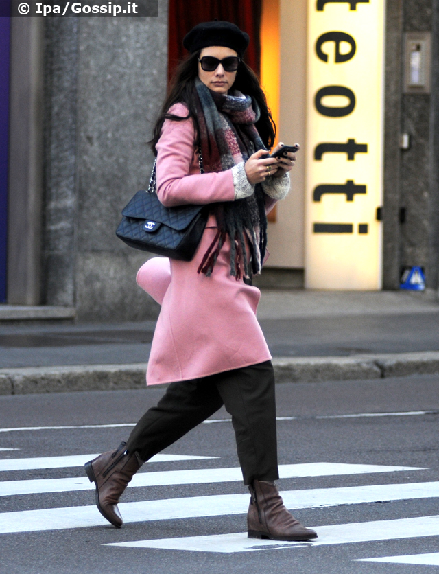 Marica Pellegrinelli, 31 anni, affronta l'inverno milanese con un simpatico cappotto rosa