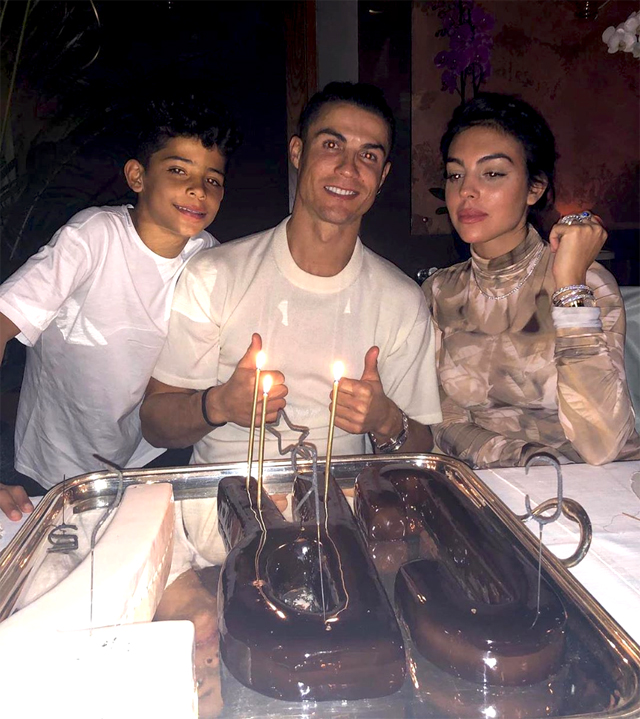 Cristiano Ronaldo, 35 anni, festeggia il compleanno a Torino con il figlio Cristiano Jr. e la compagna Georgina Rodriguez, 26