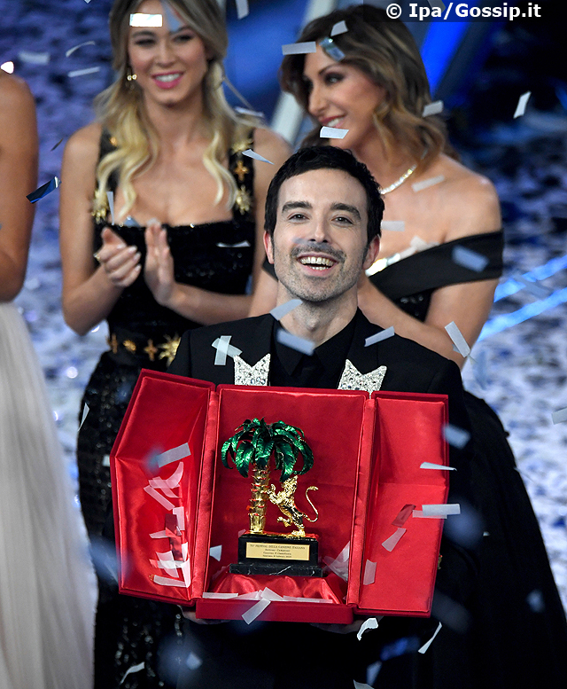 Antonio Diodato, 38 anni, è il vincitore di Sanremo 2020: ecco il momento della consegna del primo premio